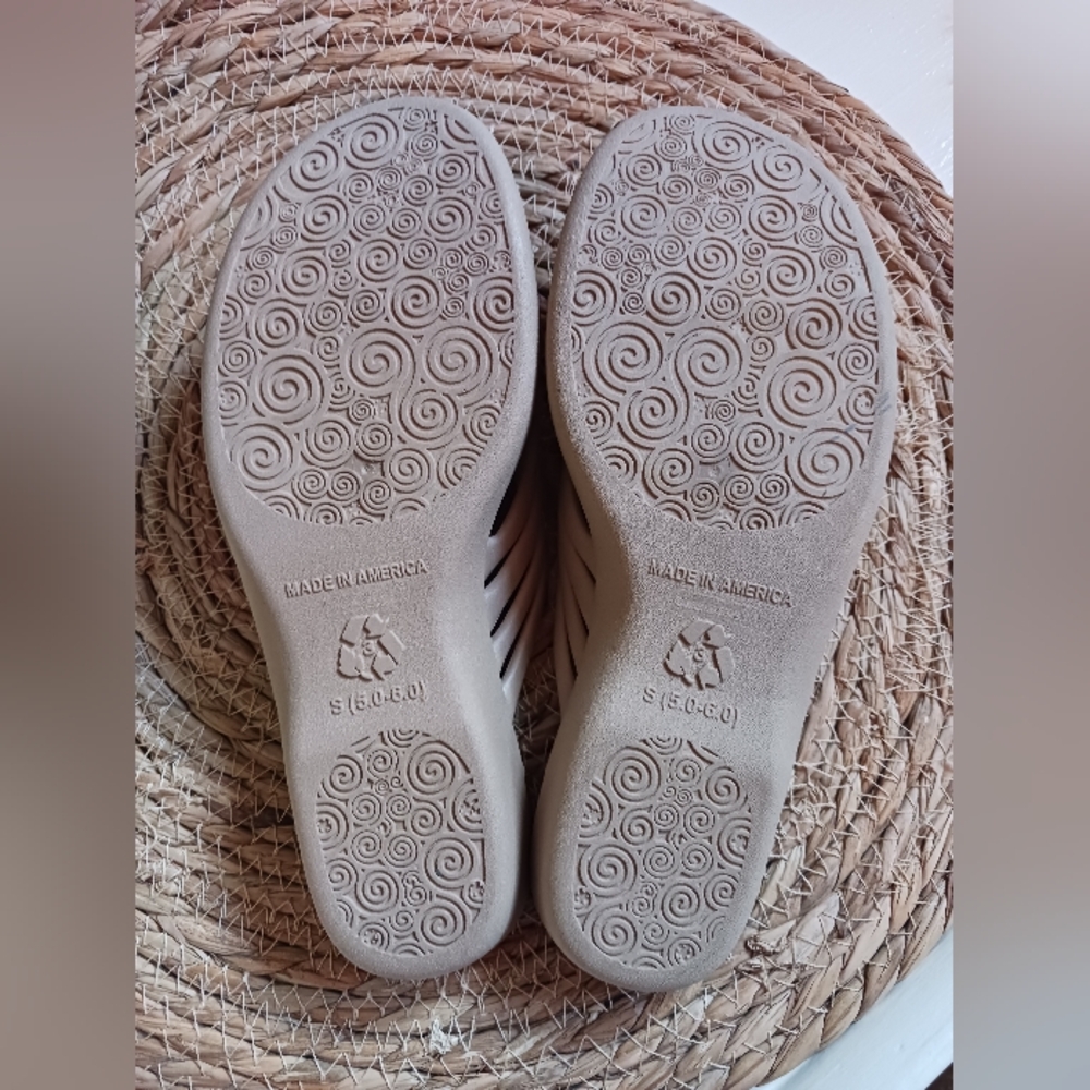 Okabashi Slide Sandals Womens Small 5-6 Neutral Tan Color - Picture 2 of 8